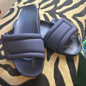 Olukai sunbeam navy puffy arch support slide sandals size 9 women’s.